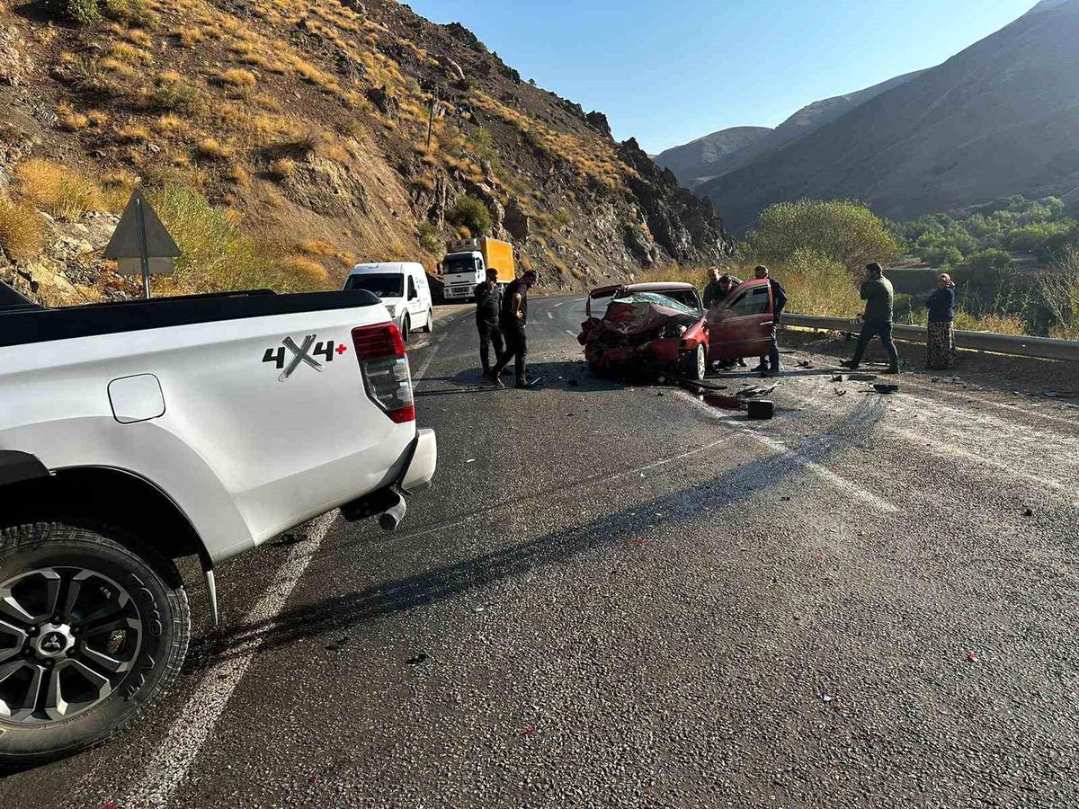 Van karayolunda kafa kafaya çarpışan araçlarda 3 kişi yaralandı