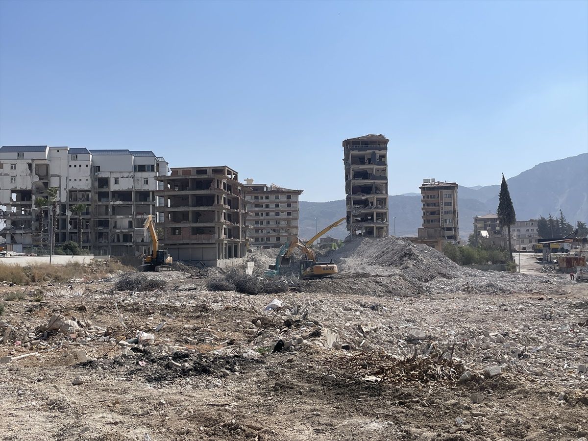 Hatay\'da depremden etkilenen binalar kontrollü bir şekilde yıkılıyor