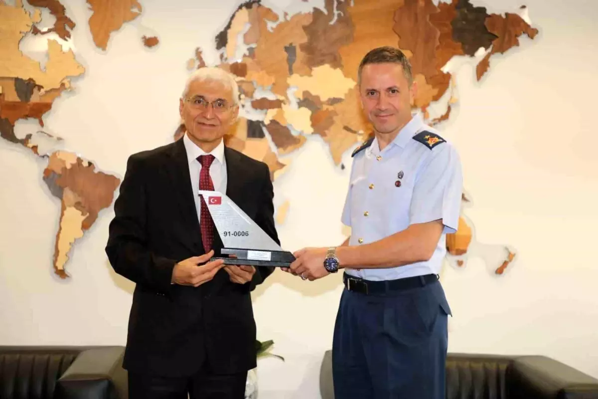 Milli Savunma Bakanlığı 1. Hava Bakım Fabrika Müdürü Eskişehir Teknik Üniversitesi\'ni ziyaret etti