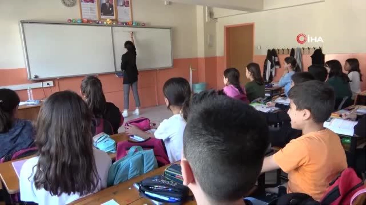 İkiz kız kardeşler Bitlis\'e matematik öğretmeni olarak atandı