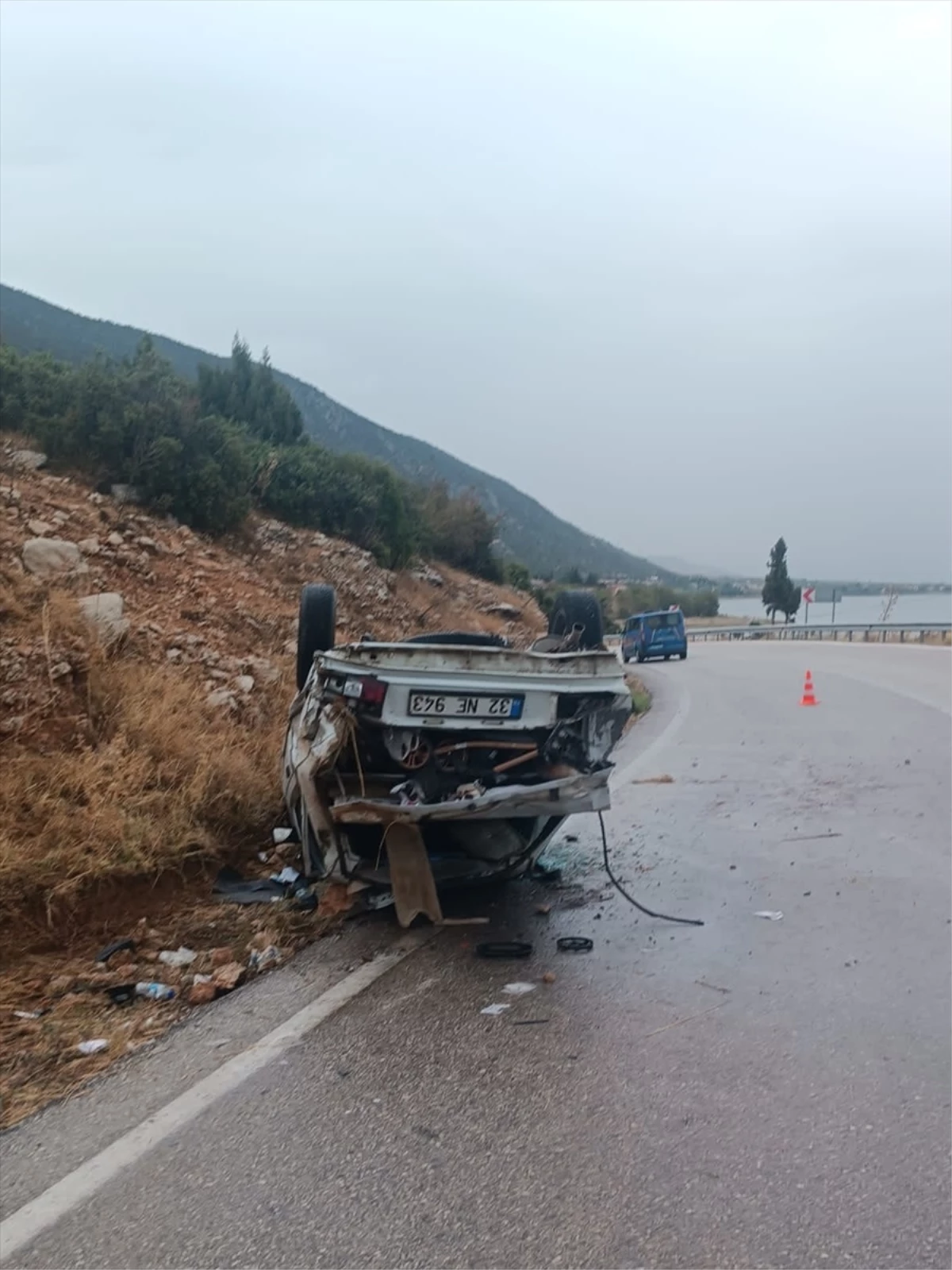 Isparta\'da otomobil devrildi: 1 ölü, 5 yaralı