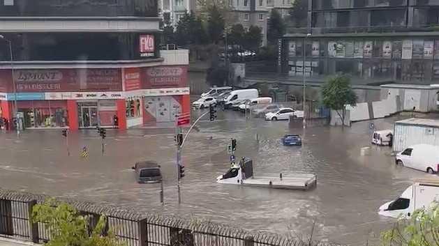 İstanbul'a uyarılar peş peşe geldi: Yağış sabah saatlerine kadar sürecek