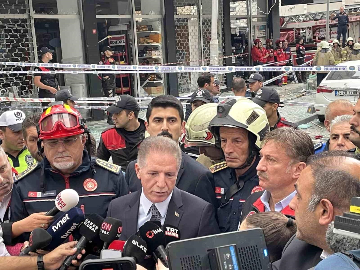 İstanbul Valisi Davut Gül, Şirinevler\'deki patlama 2 kişinin hayatını kaybettiğini, 4 kişinin de yaralandığı açıkladı.
