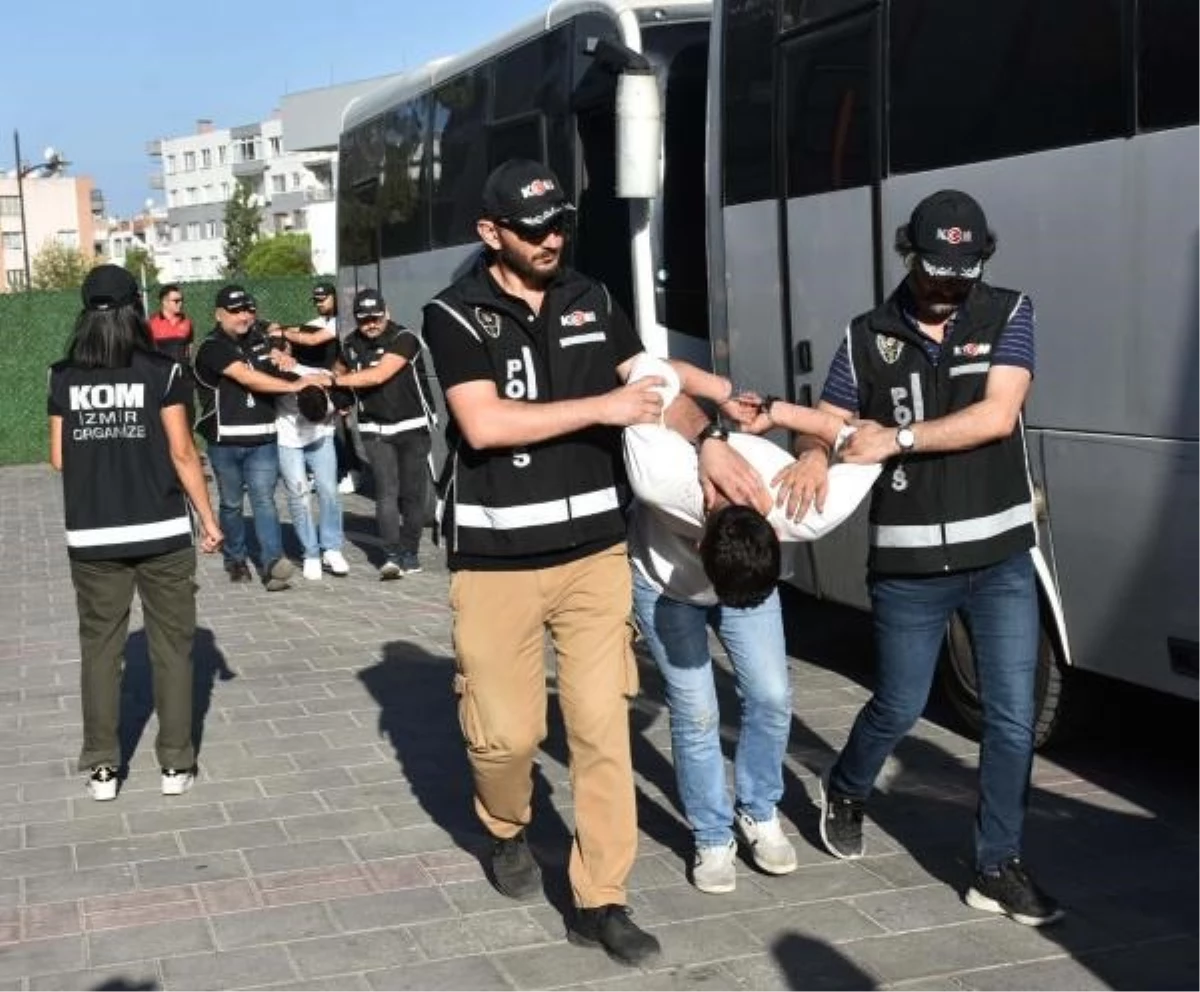 İzmir\'de Silahlı Çatışmada 1 Ölü, 5 Yaralı: 20 Şüpheli Adliyeye Sevk Edildi