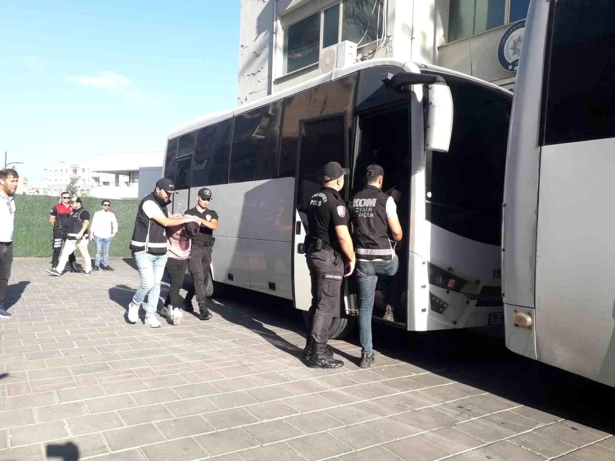 İzmir\'deki Adliye Önündeki Çatışma: 1 Ölü, 4 Ağır Yaralı