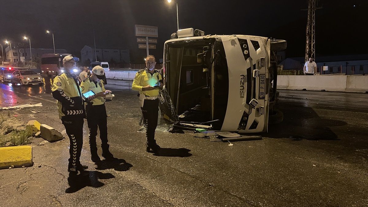Kayseri\'de Midibüs Devrildi: 6 Yaralı