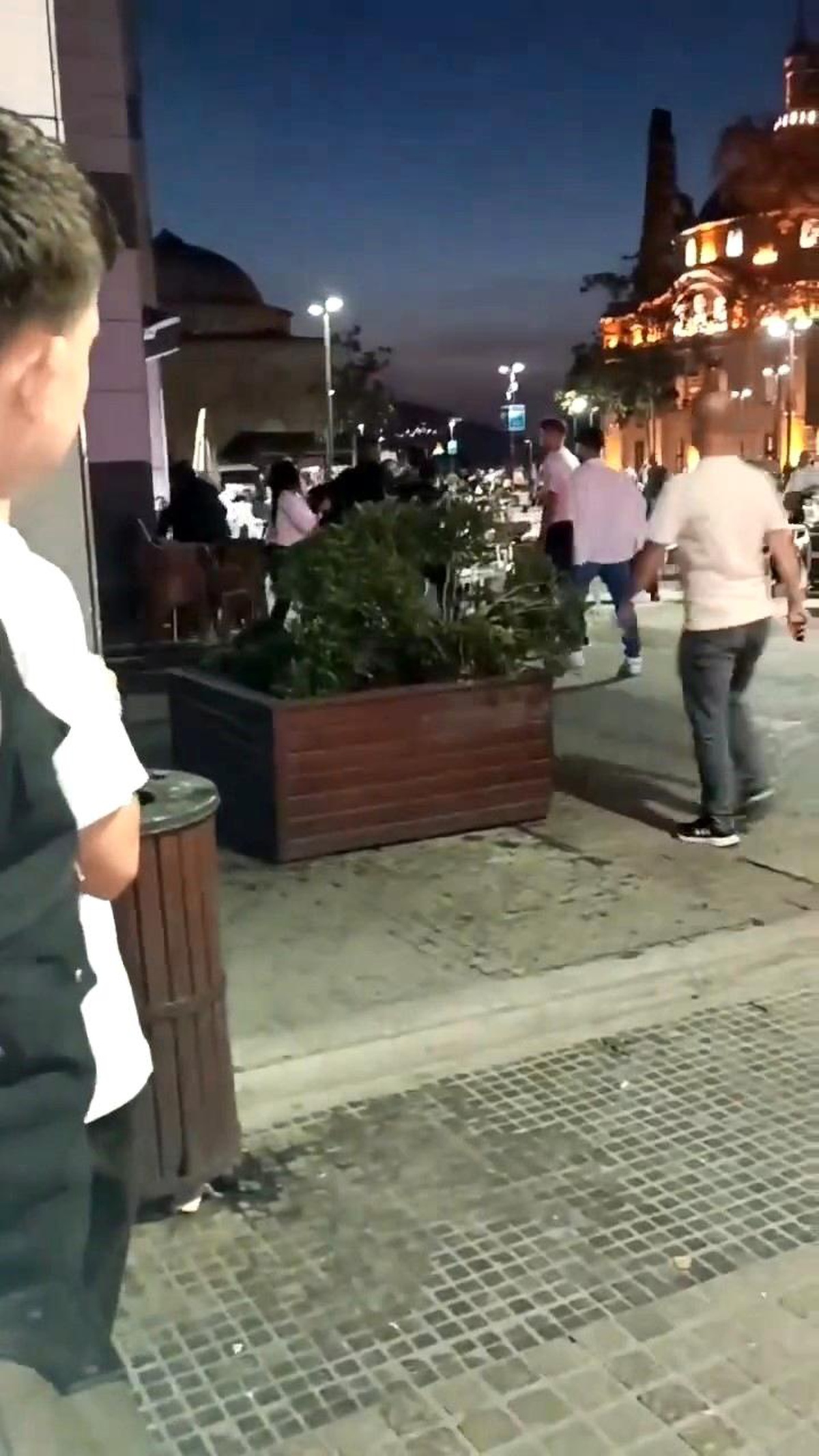 Bursa\'da Kavga: Sandalyeler Havada Uçuştu, Bir Saldırgan Kılıç Çekti