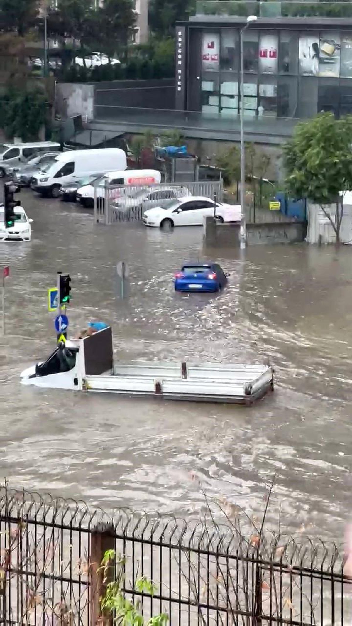 Küçükçekmece ve Başakşehir\'de araçlar suya gömüldü