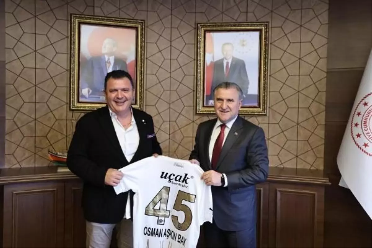 Manisa Futbol Kulübü Başkanı, 19 Mayıs Stadı\'nın tamamlanması için Bakan Bak\'ı ziyaret etti