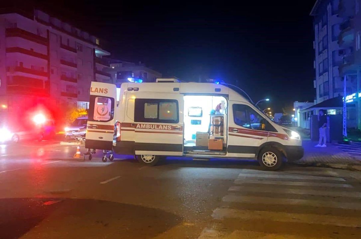 Antalya\'da motosikletle otomobil çarpıştı: 2 yaralı