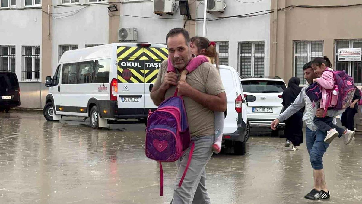 İstanbul\'da sağanak yağışta mahsur kalan öğrencilere itfaiye ekipleri yardım etti