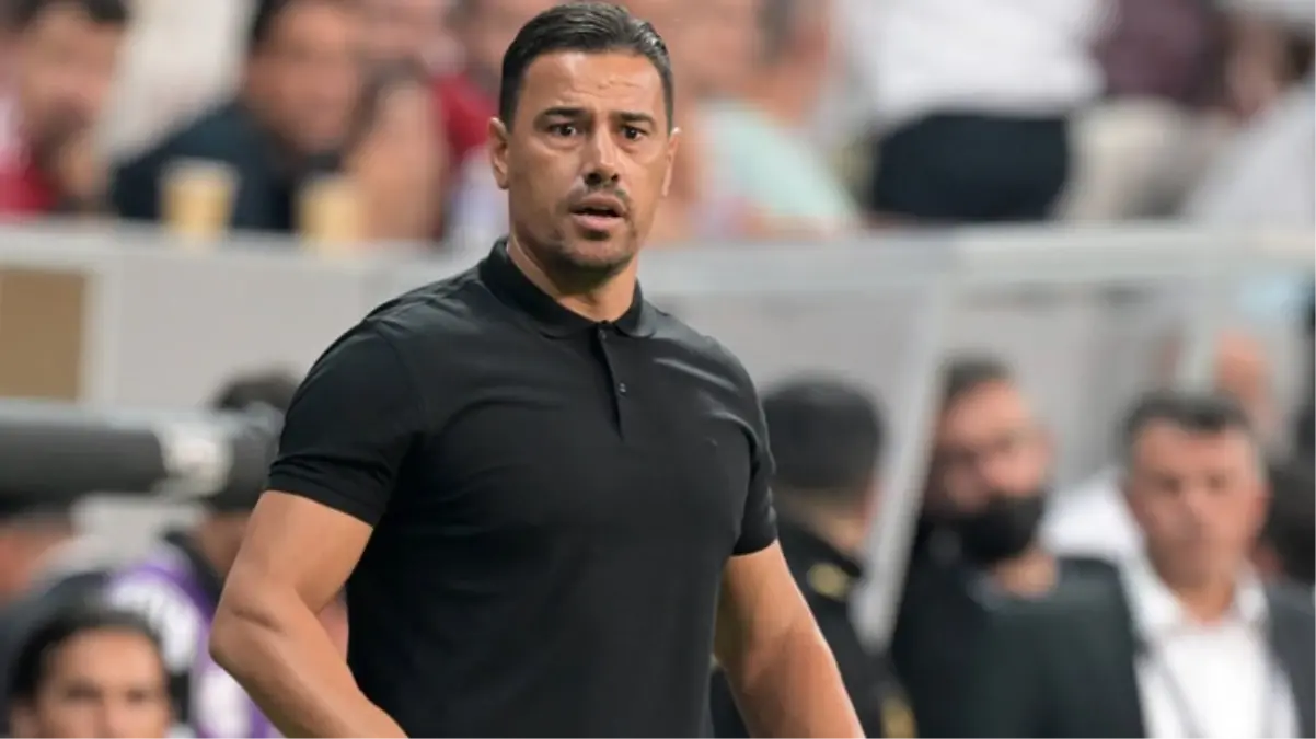 Oyundan alınan Piatek, Çağdaş Atan\'a tepki gösterip direkt soyunma odasına gitti