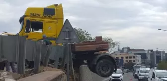 Pendik'te Yağmurun Etkisiyle Kayganlaşan Yolda Kaza: Tır Bariyere Çarptı