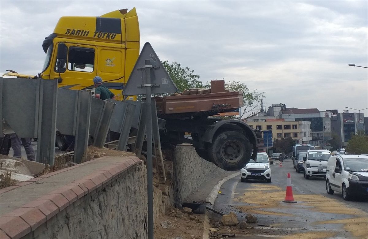Pendik'te Yağmurun Etkisiyle Kayganlaşan Yolda Kaza: Tır Bariyere Çarptı