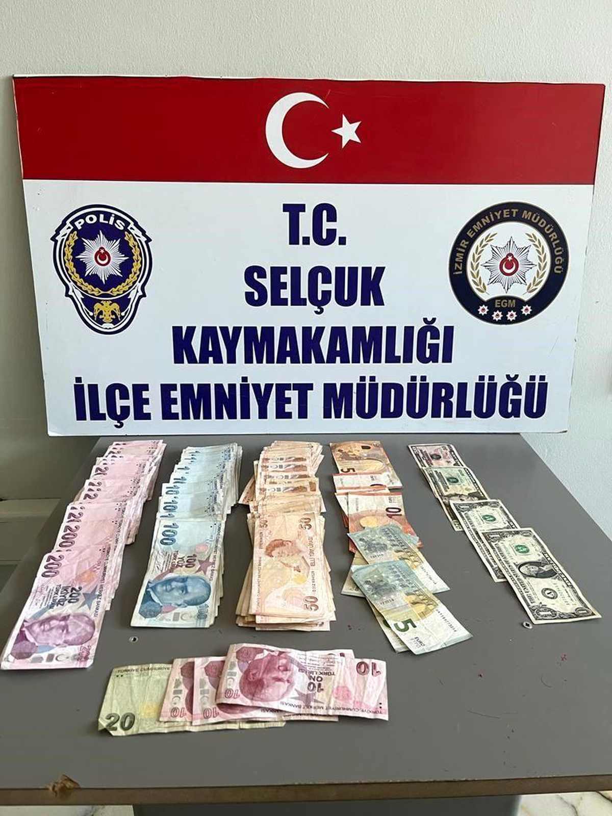 İzmir\'de Uyuşturucu Satıcısı Tutuklandı