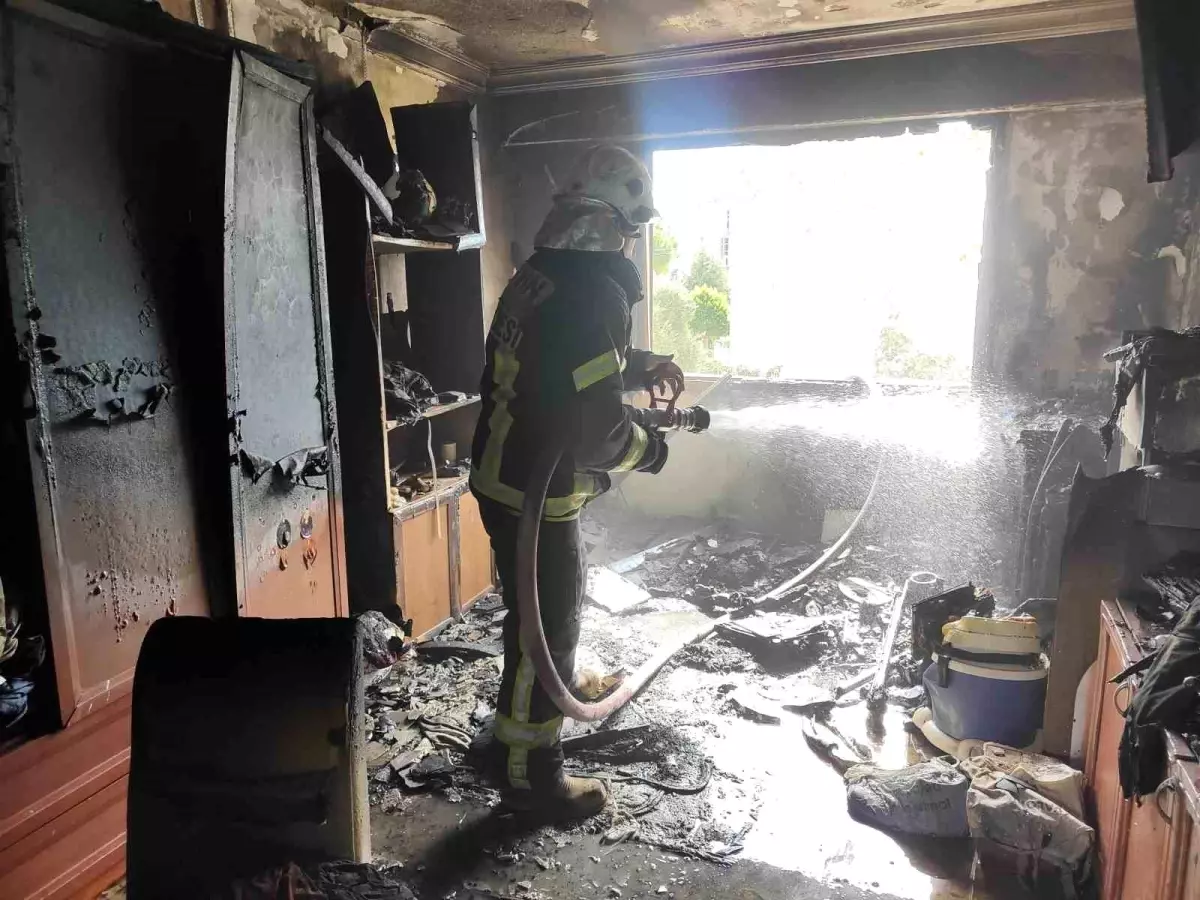 Kuşadası\'nda Dizüstü Bilgisayar Yangını