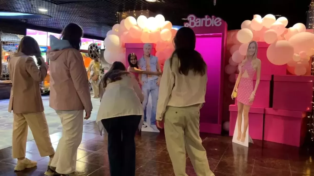Rusya\'da \'yasaklı\' Barbie filmine yoğun ilgi