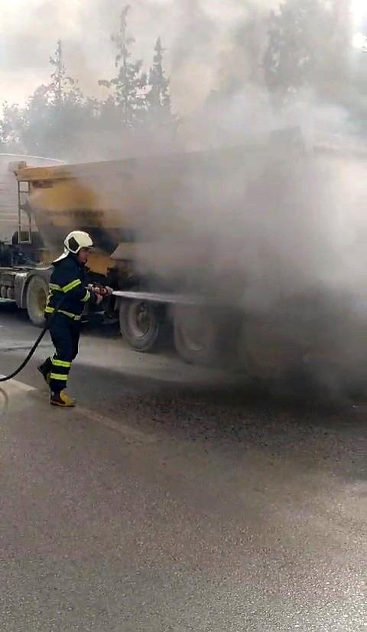Karabük\'te seyir halindeki kamyonun lastiklerinde yangın çıktı