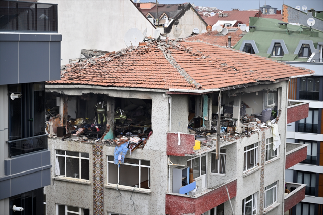 Son Dakika! İstanbul Şirinevler'de bir binada patlama meydana geldi: 2 ölü, 4 yaralı