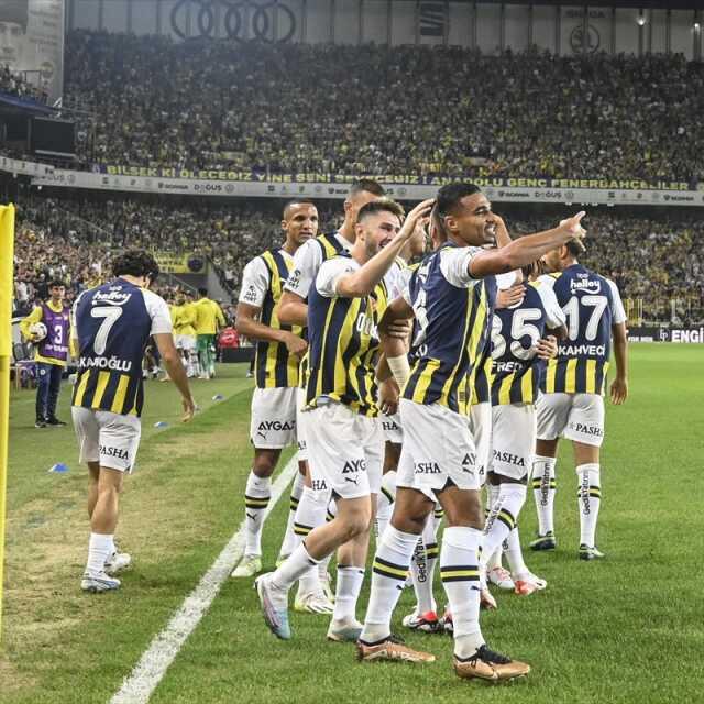 Son Dakika: Kanarya ilk yarıda fişi çekti! Süper Lig'in 3. hafta erteleme maçında Fenerbahçe, RAMS Başakşehir'i 4-0 mağlup etti Son Dakika: Kanarya ilk yarıda fişi çekti! Süper Lig'in 3. hafta erteleme maçında Fenerbahçe, RAMS Başakşehir'i 4-0 mağlup etti