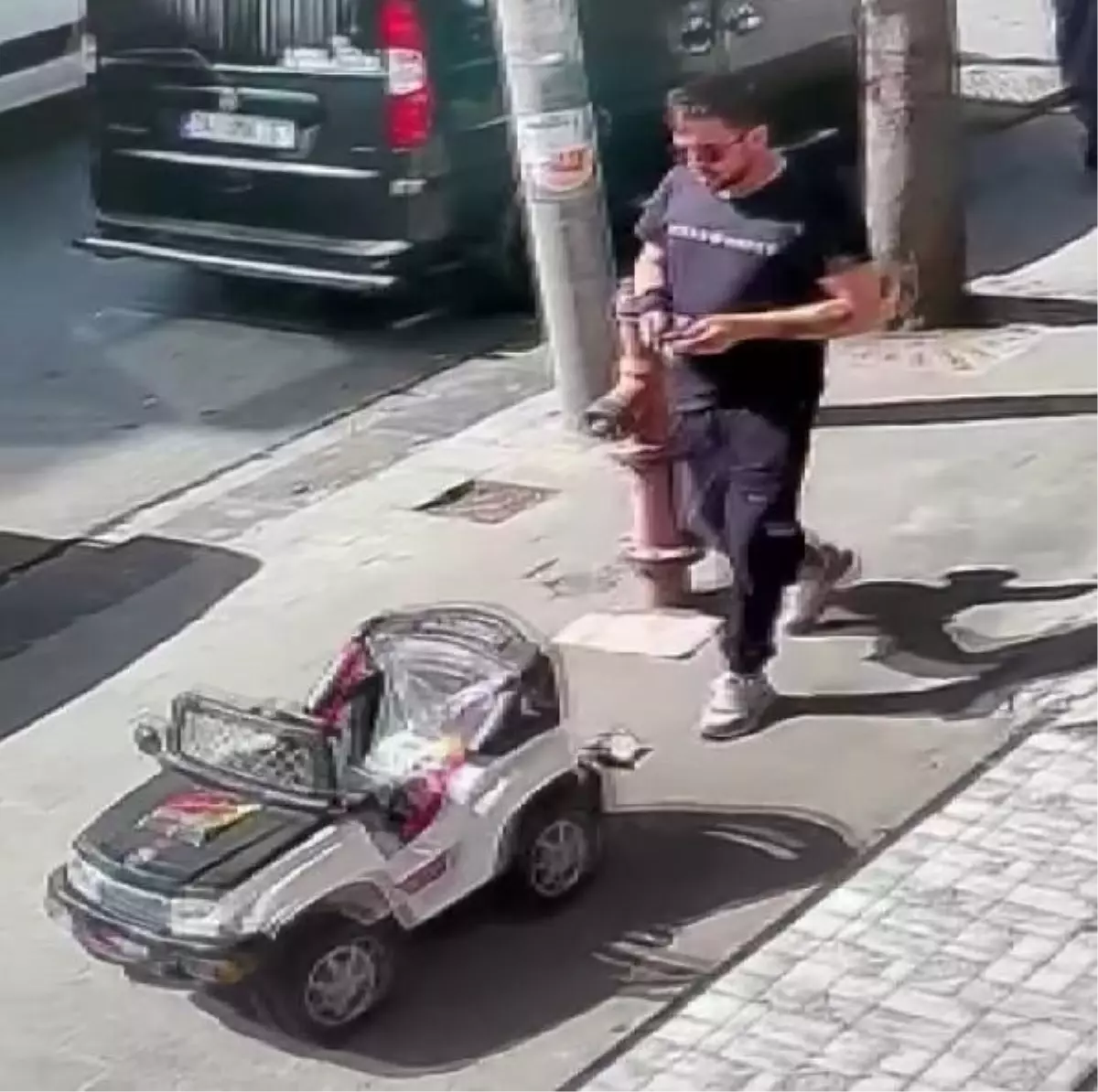 Sultangazi\'de Oyuncakçı ve İş Yerini Dolandıran Şüpheli Güvenlik Kameralarına Yakalandı