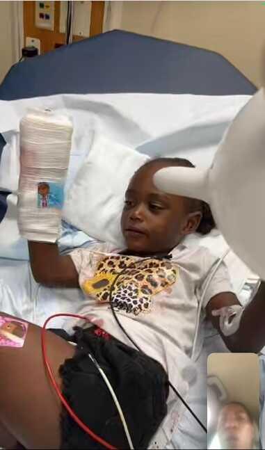 Üç yaşındaki kız çocuğu kanepe üzerine bırakılan tabanca ile kendini vurdu