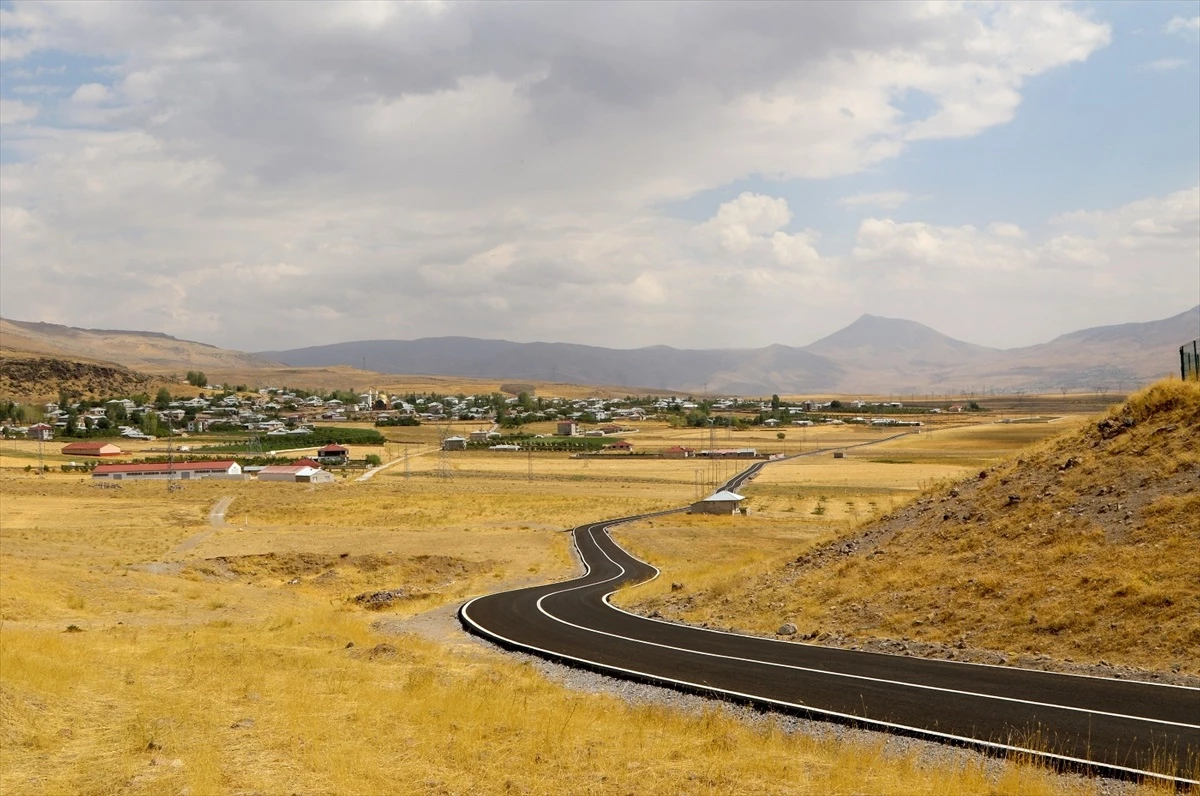 Van Büyükşehir Belediyesi, Muradiye ilçesinde 13 kilometre sıcak asfalt çalışması yaptı