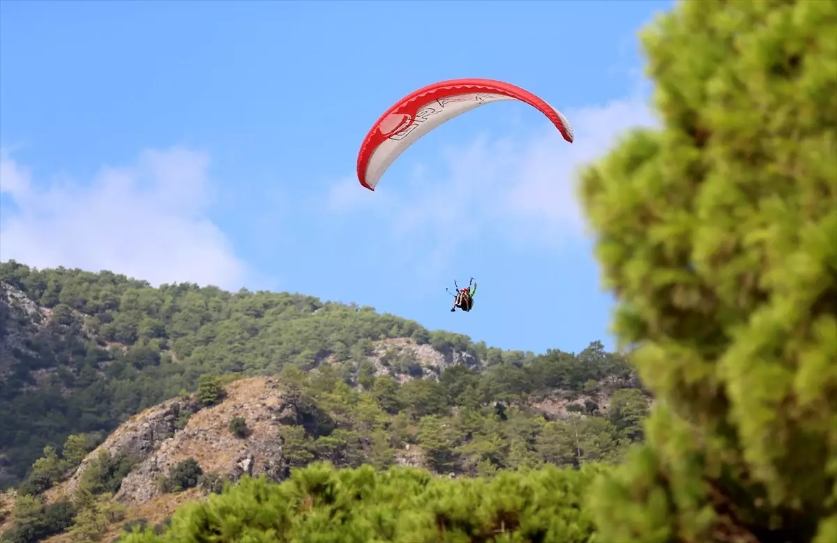 Fethiye\'de Yamaç Paraşütü Dünya Akro Kupası Süper Finali Devam Ediyor