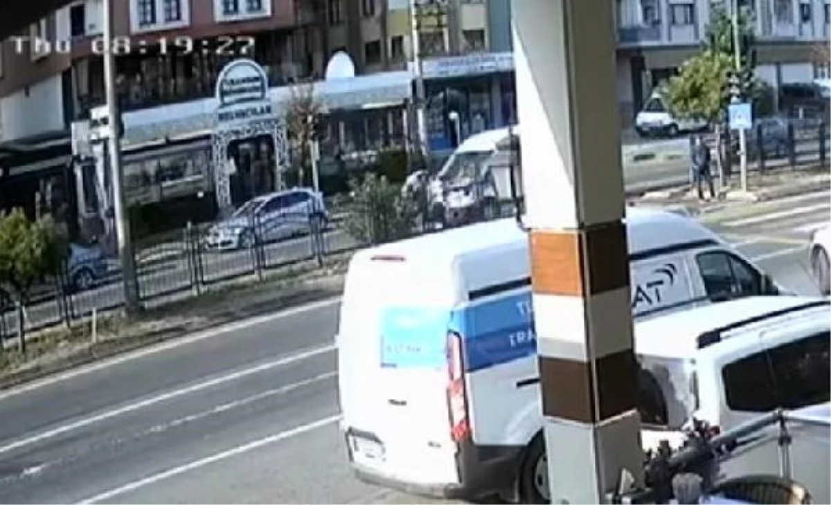 Trabzon\'da Minibüs Yaya Geçidine Çarptı: 2 Yaralı