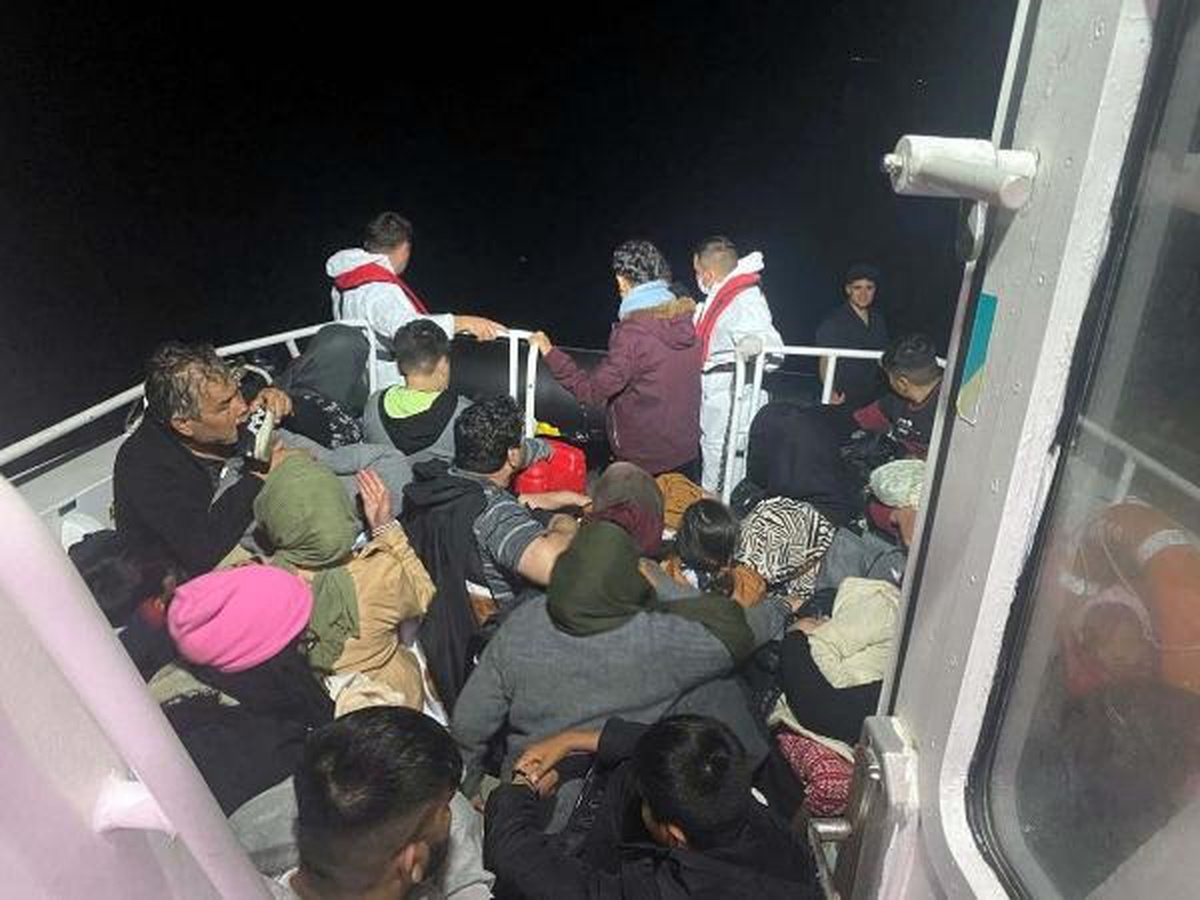 Yunanistan unsurlarınca geri itilen 40 kaçak göçmen kurtarıldı