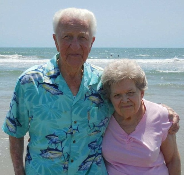 64 yıllık çift hastane yatağında el ele tutuşarak bir kaç saat arayla öldü
