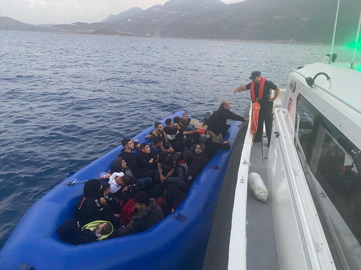 Yunanistan unsurlarınca Türk kara sularına itilen lastik bottaki 24 düzensiz göçmen kurtarıldı