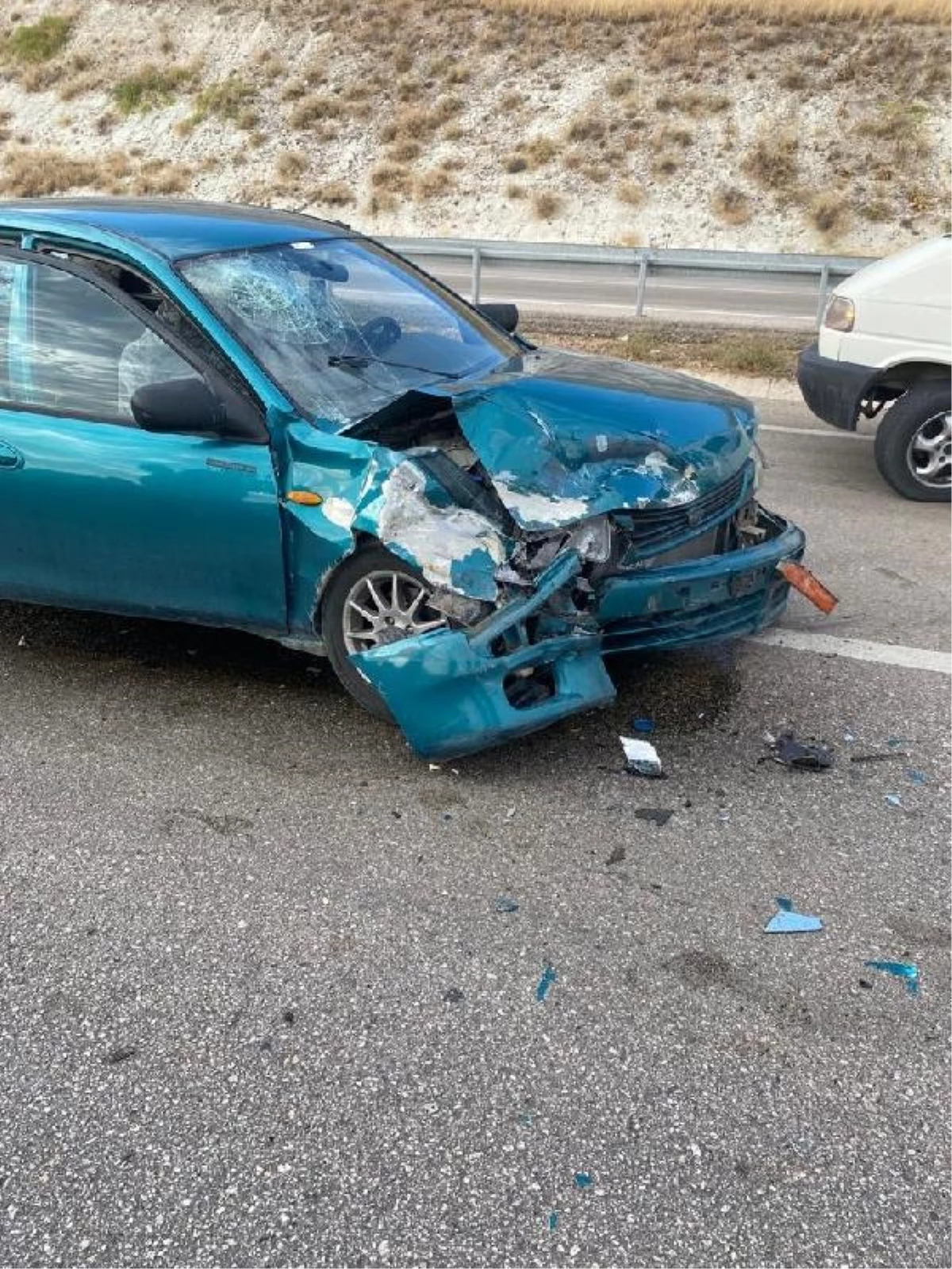 Beypazarı\'nda Minibüsün Sollama Girişimi Kazaya Yol Açtı: 6 Yaralı