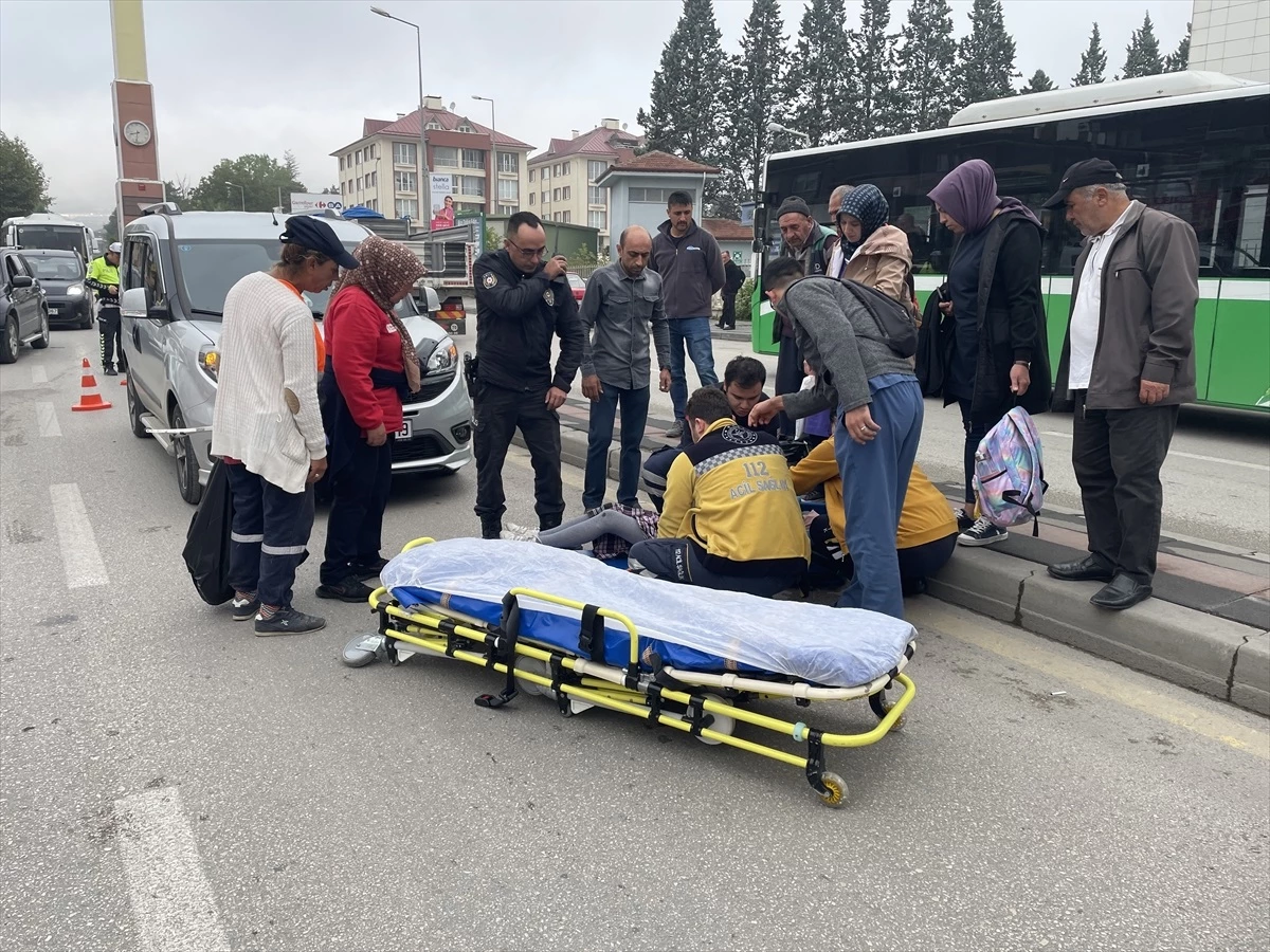 Bolu\'da hafif ticari aracın çarptığı öğrenci yaralandı