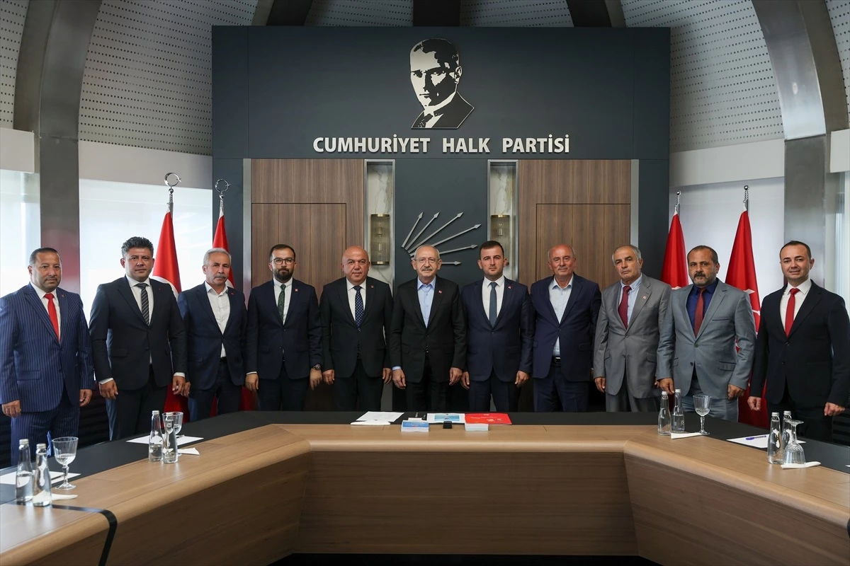 Kılıçdaroğlu, Antalya İl Başkanı ve İlçe Başkanlarıyla Görüştü