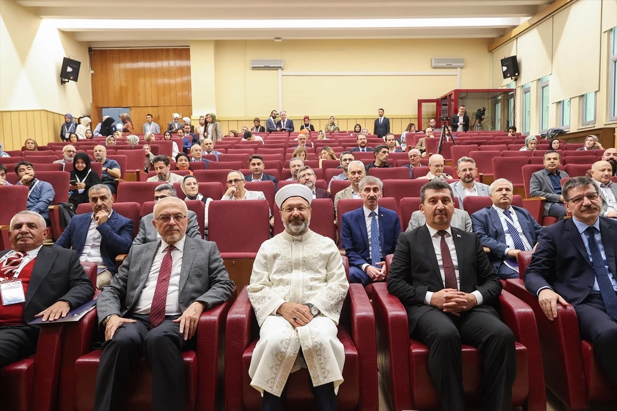 Diyanet İşleri Başkanı Ali Erbaş, İslam dünyasının bilgi üretme çalışmalarını güçlendirmek gerektiğini belirtti