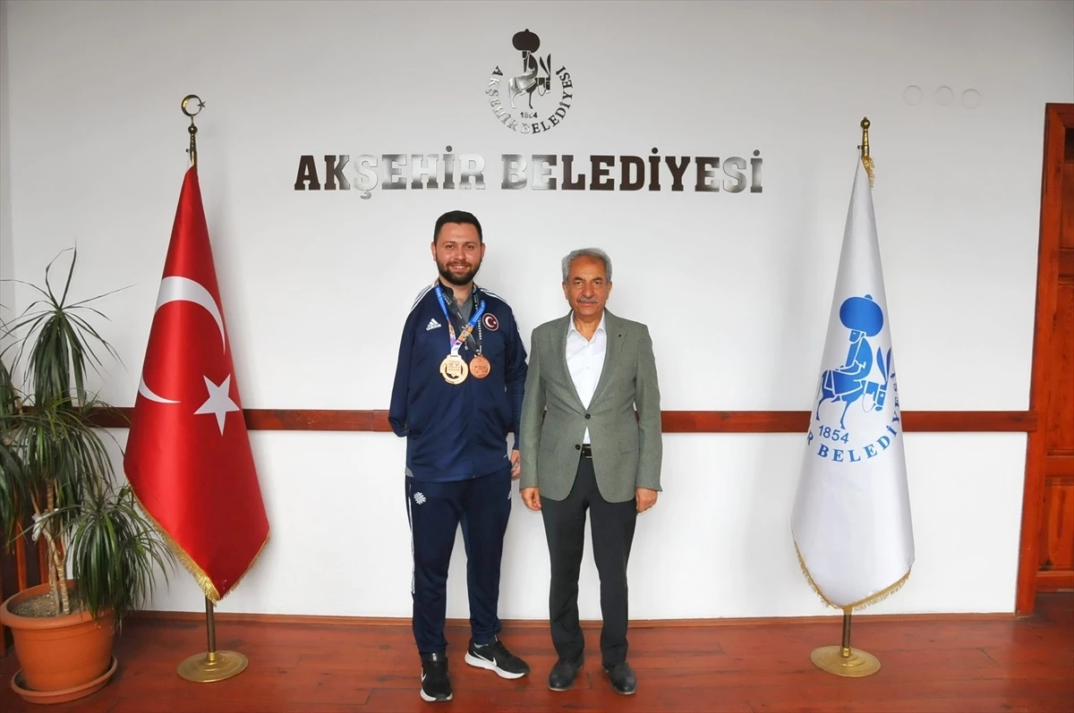 Dünya Para Tekvando Şampiyonası\'nda bronz madalya kazanan milli sporcu Mehmet Sami Saraç, Akşehir Belediye Başkanı Salih Akkaya\'yı ziyaret etti
