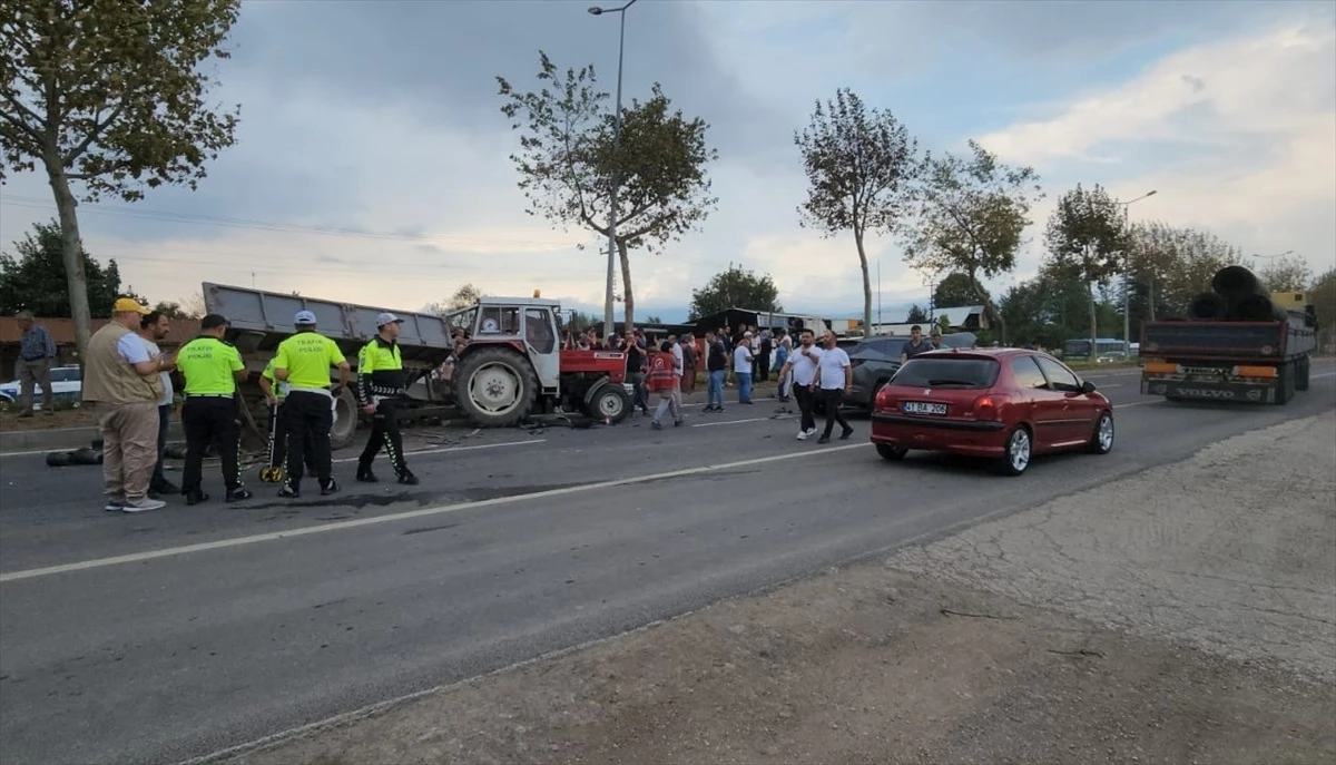 Düzce\'de Cipin Refüjdeki Traktöre Çarpması Sonucu 6 Kişi Yaralandı