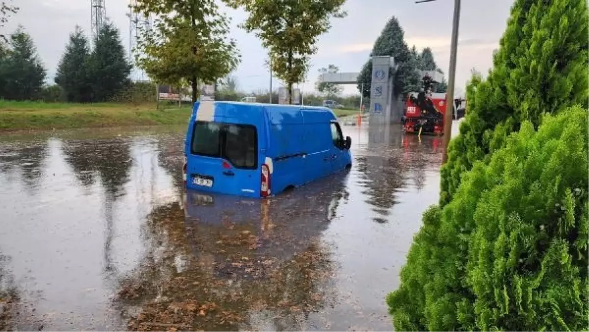 Düzce\'de Sağanak Yağış Sonucu Kargo Minibüsü Mahsur Kaldı