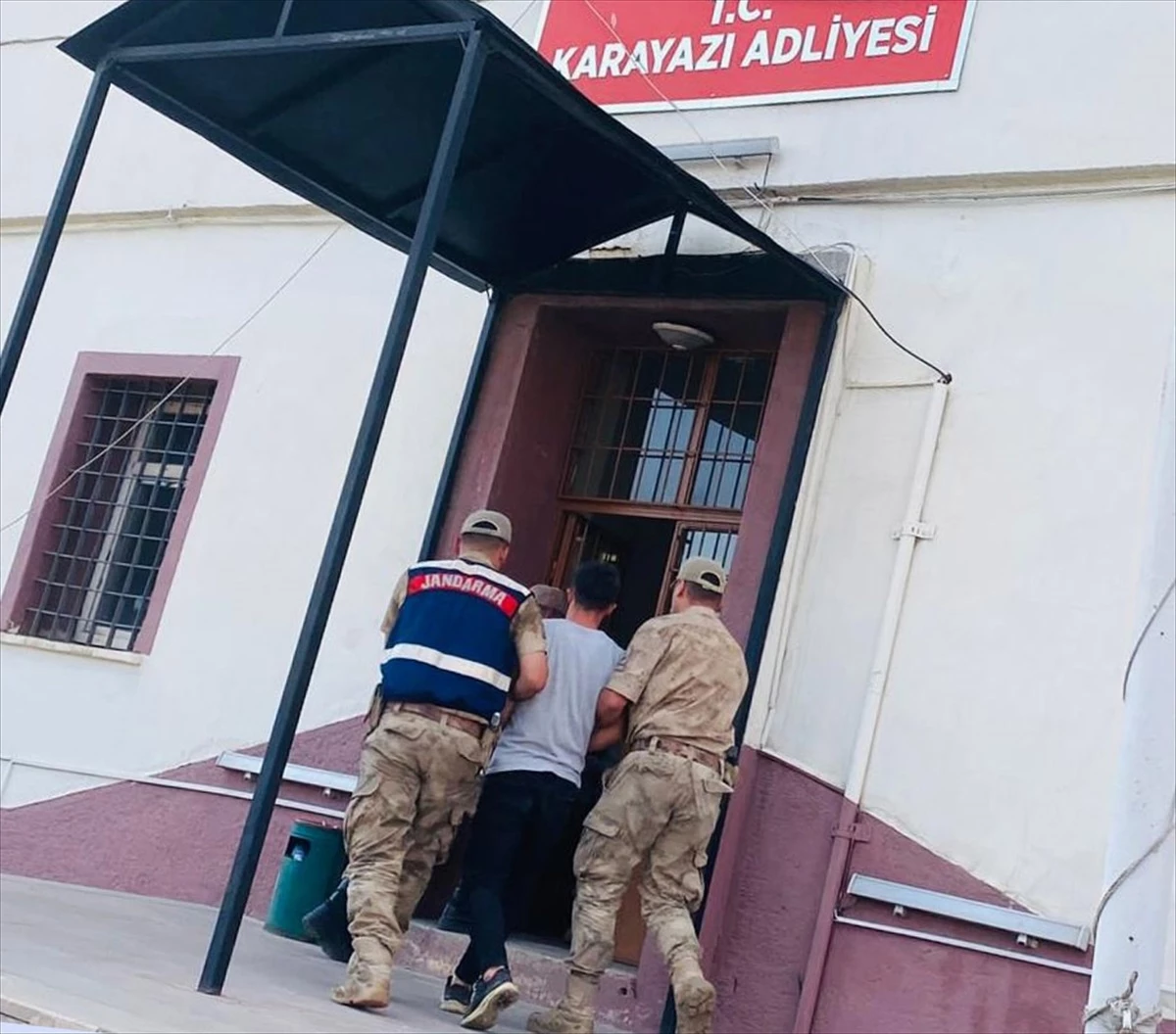 Erzurum\'da göçmen kaçakçılığı yapan 4 şüpheli tutuklandı