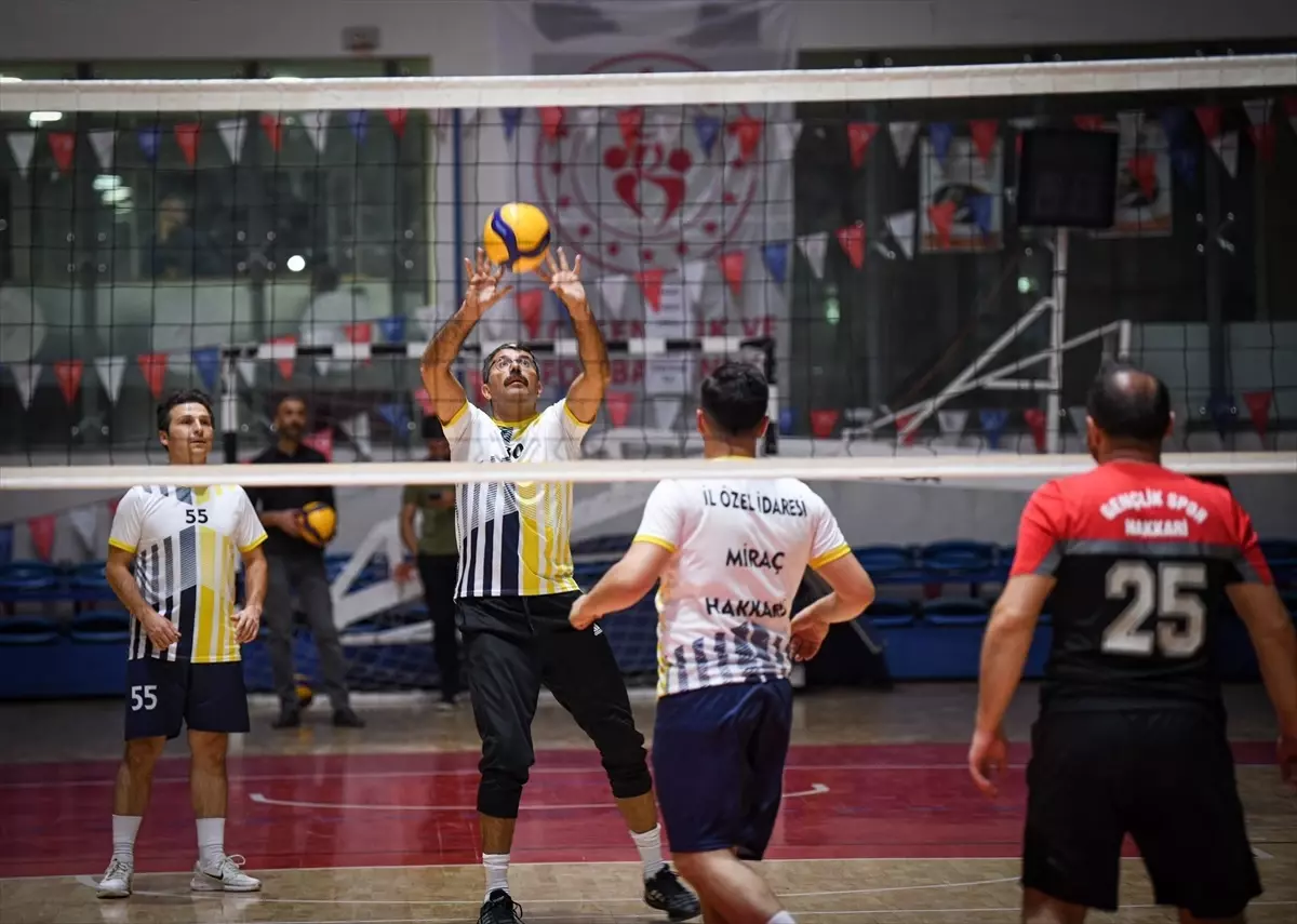 Hakkari Valisi Ali Çelik, Kamu Spor Oyunları Turnuvası\'nda voleybol oynadı