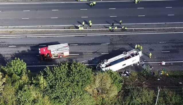 İngiltere'de okul otobüsü bir araçla çarpıştıktan sonra devrildi: 50 öğrenci yaralandı