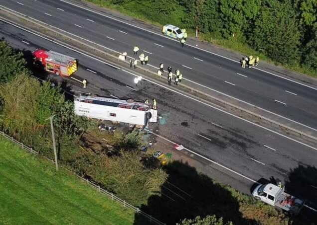İngiltere'de okul otobüsü bir araçla çarpıştıktan sonra devrildi: 50 öğrenci yaralandı