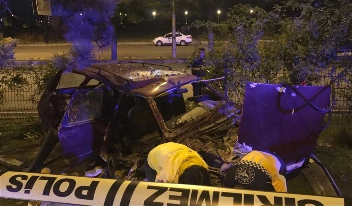 Isparta\'da Otomobilin Refüje Çarpması Sonucu 1 Kişi Öldü, 2 Kişi Yaralandı