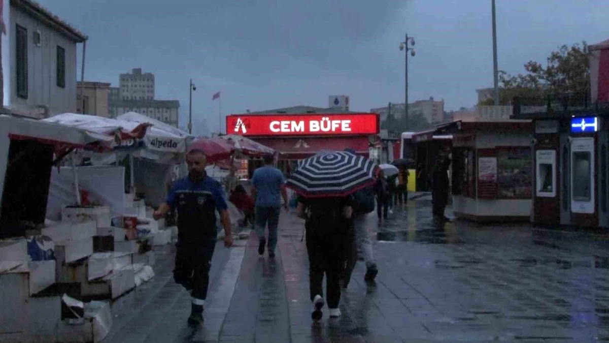 İstanbul\'da Sabah Saatlerinde Sağanak Yağış Etkili Oluyor