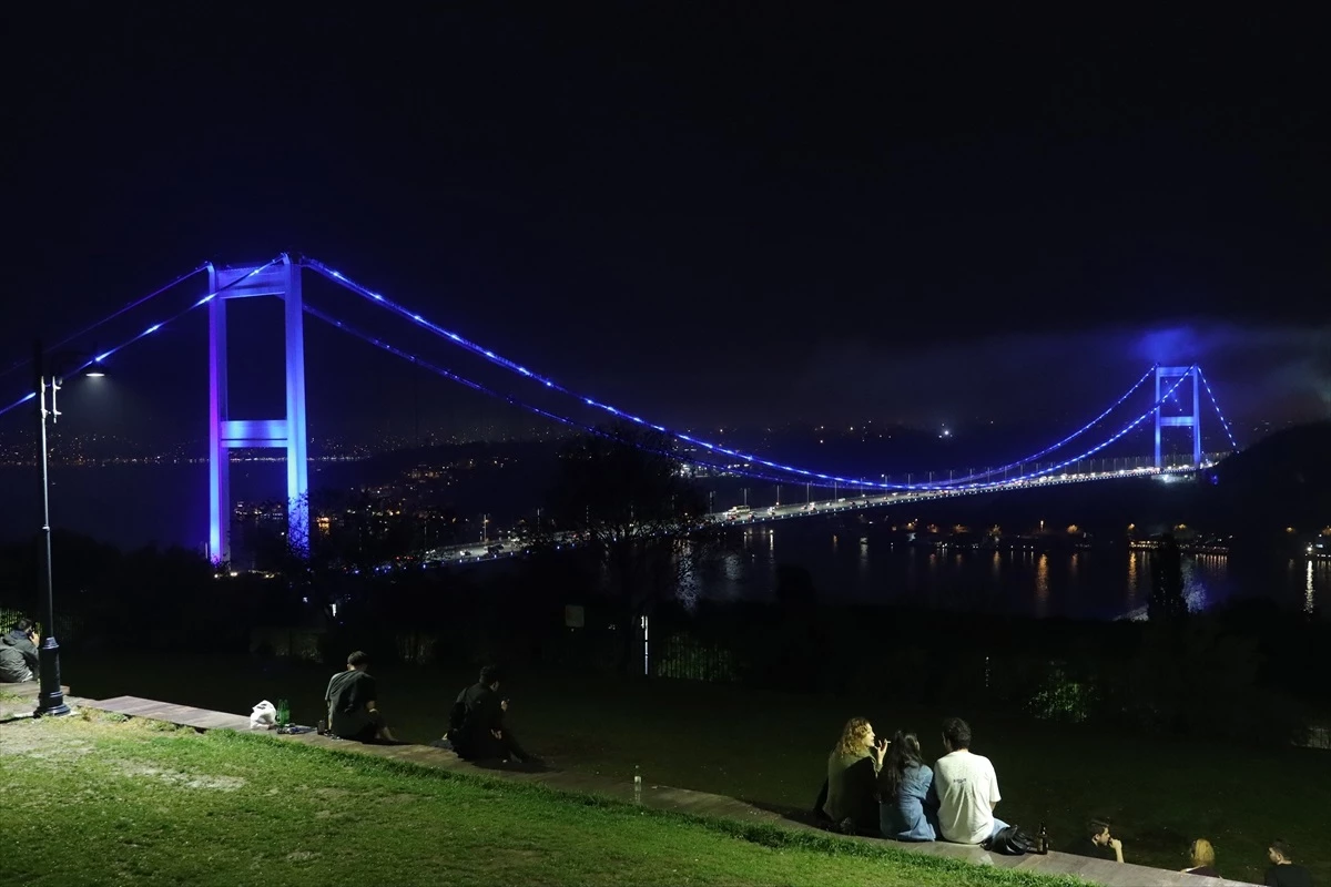 Fatih Sultan Mehmet ve Yavuz Sultan Selim Köprüleri Dünya Denizcilik Günü\'nde Mavi Işıkla Aydınlatıldı