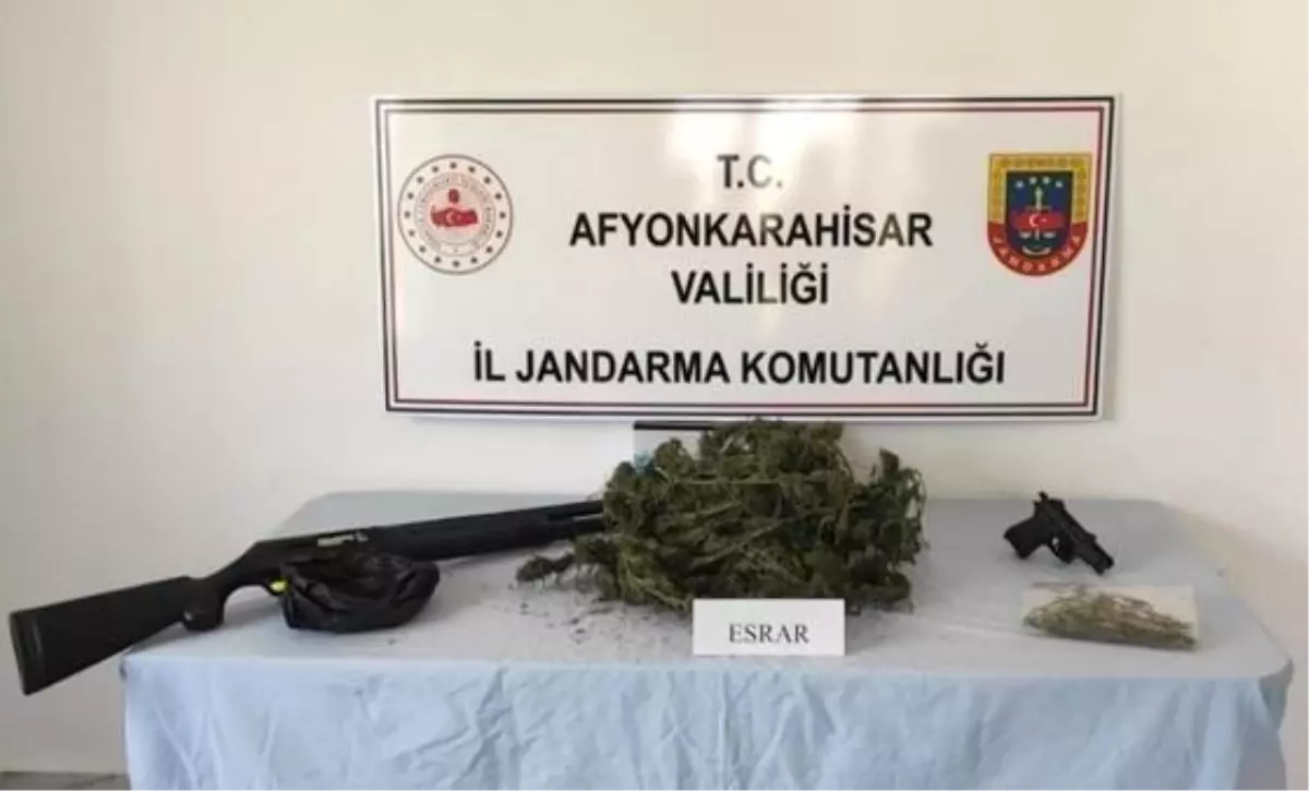 Afyonkarahisar\'da Jandarma Operasyonunda Uyuşturucu ve Silah Ele Geçirildi