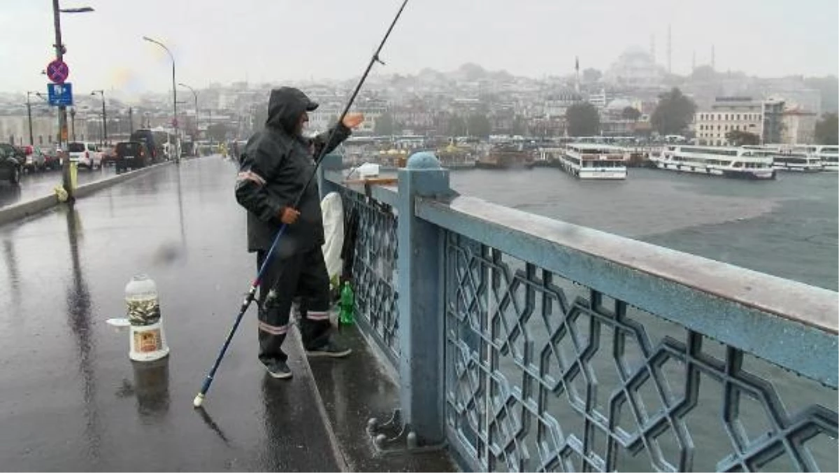 KARAKÖY\'DE SAĞANAK YAĞIŞTA YOLLAR SU ALTINDA KALDI