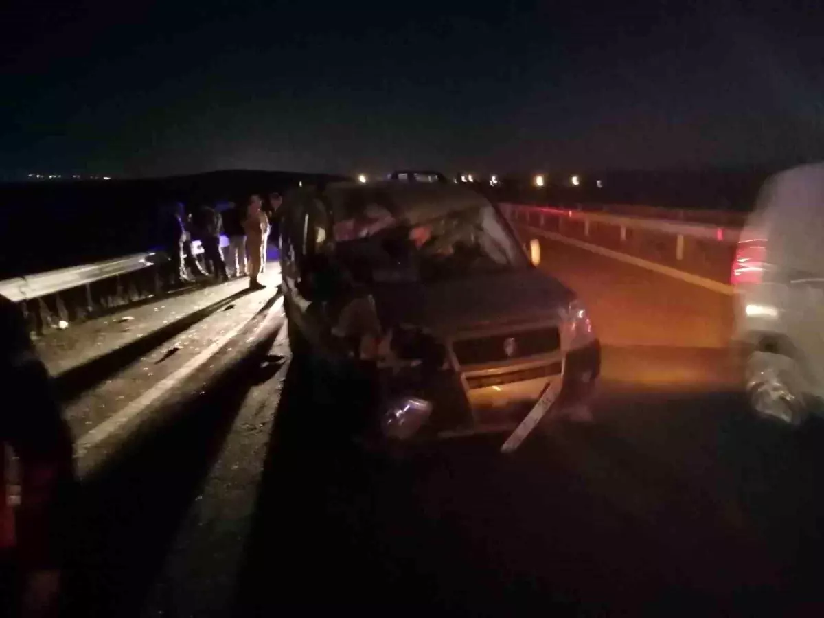 Kars\'ta otomobil traktöre çarptı: 1\'i kadın 2 kişi yaralandı