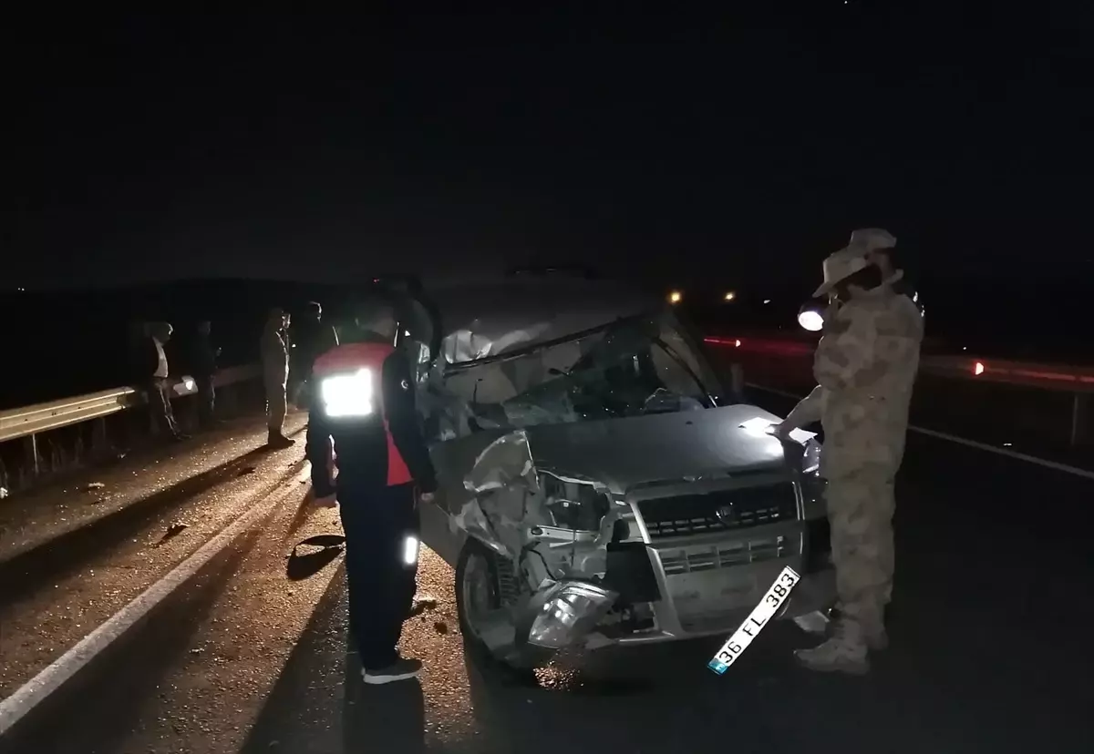 Kars\'ta Otomobilin Traktöre Çarpması Sonucu 2 Kişi Yaralandı